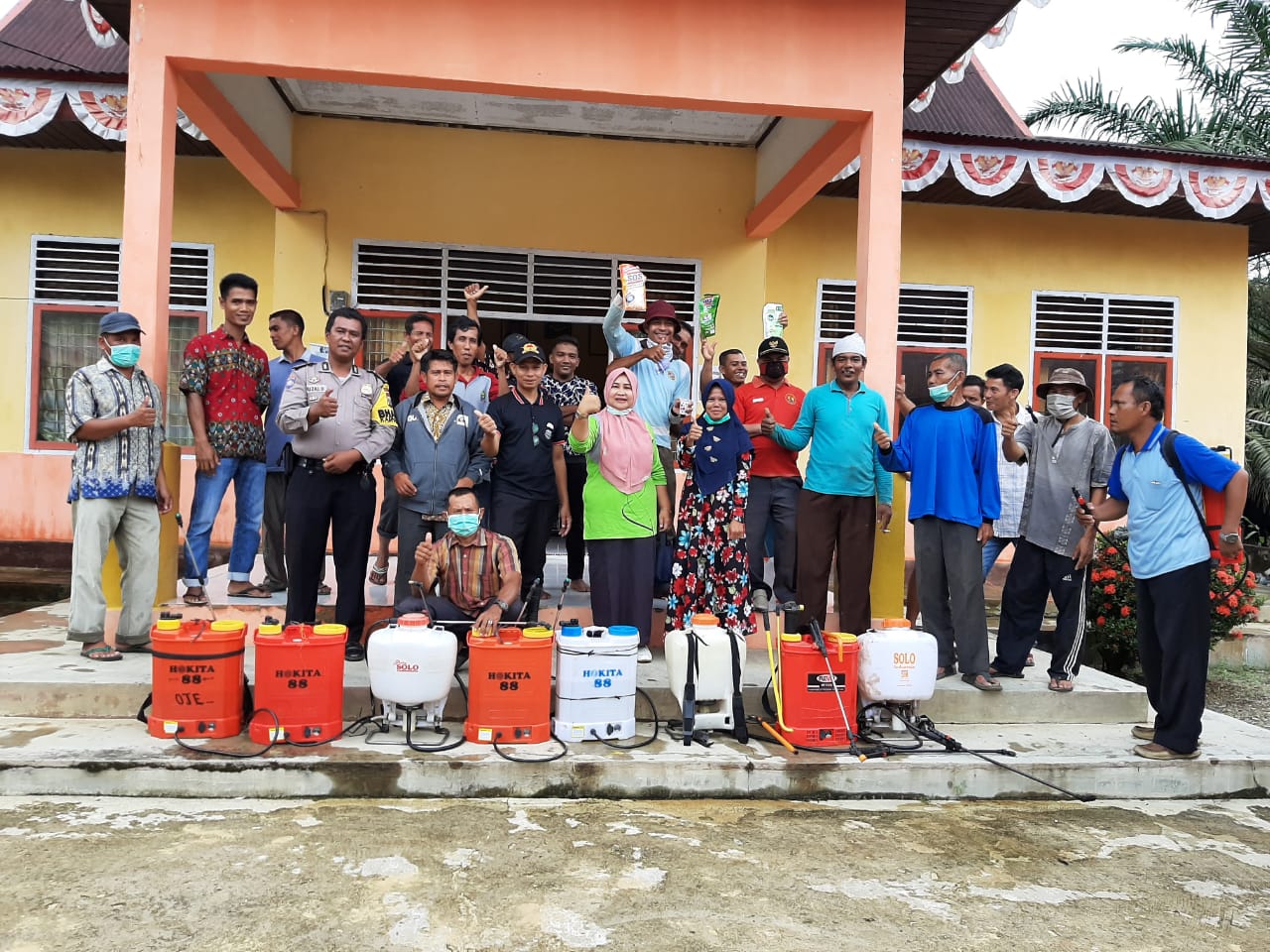 Perangi Covid-19, Pemdes Sungai Dua Indah & Polmas Lakukan Penyemprotan Disinfektan