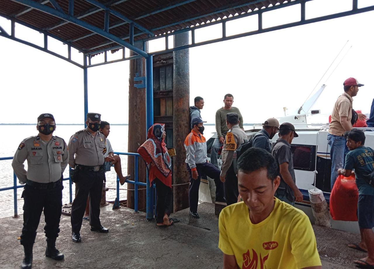 Cegah COVID 19, Polsek Kuala Kampar Patroli Patuhi Prokes di Pelabuhan Teluk Dalam
