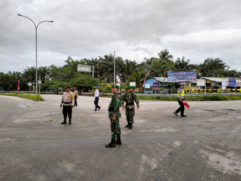 Sejumlah Anggota Koramil 03/Minas Rutin Ikuti Pelaksanaan Apel Pengecekan Pos Pengamanan Nataru di Simpang Exit Tol Minas