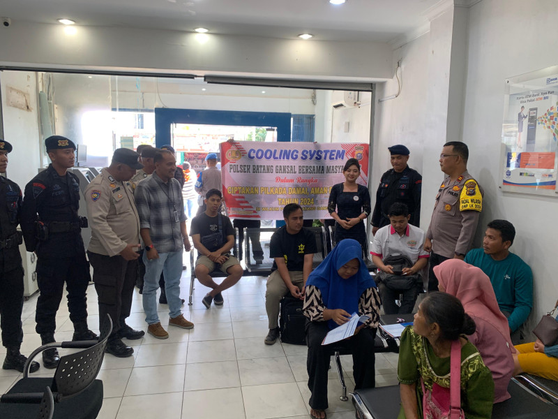 Polsek Batang Gansal Ajak Brimob Serukan Pilkada Aman Kepada Nasabah Bank