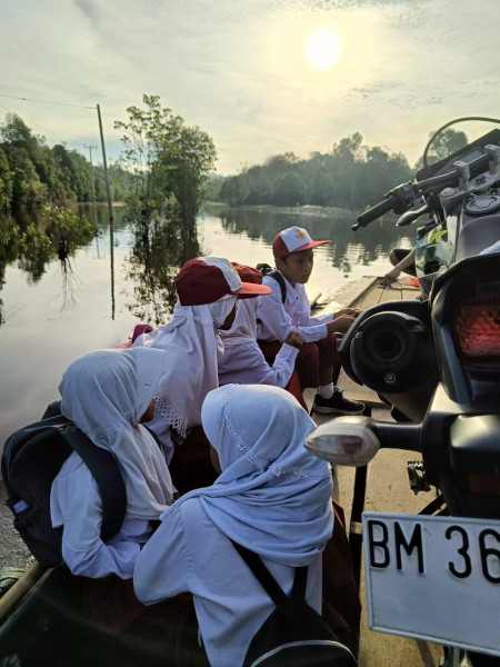Terputusnya Jalan Penghubung Desa Tambak dan Desa Sotol, Anak Sekolah Harus Naik Pompong