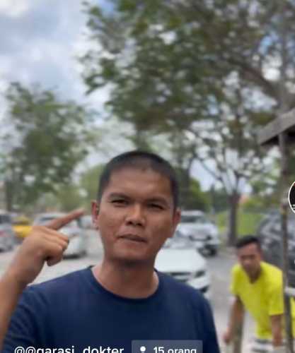 Pejabat di Riau Tak Punya Rasa Malu! Warga Ini Perbaiki Jalan Pakai Dana Pribadi