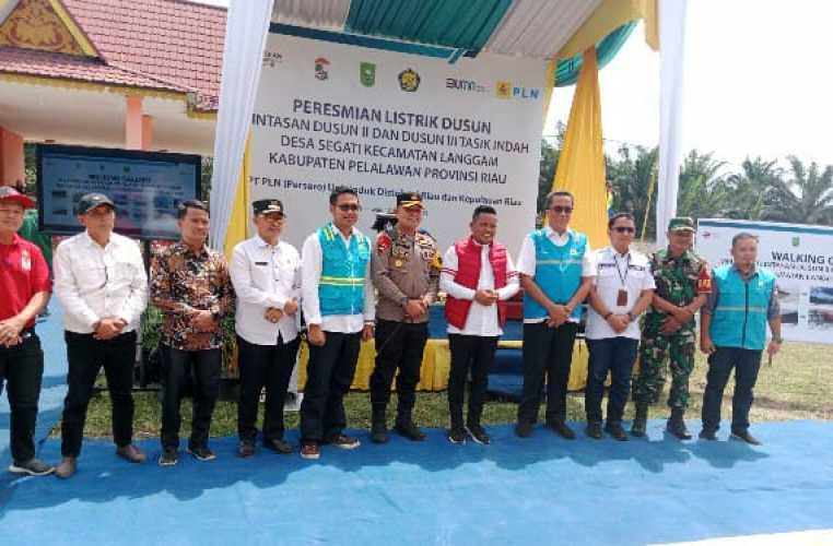 Bupati H Zukri Resmikan Lintasan Listrik Dusun II dan III Tasik Indah Desa Segati - Langgam