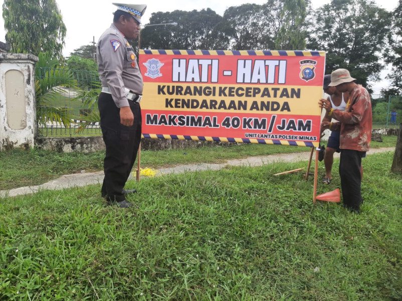 Tekan Pelanggaran Dan Lakalantas, Polsek Minas Pasang Spanduk Himbauan Disejumlah Titik Rawan Laka