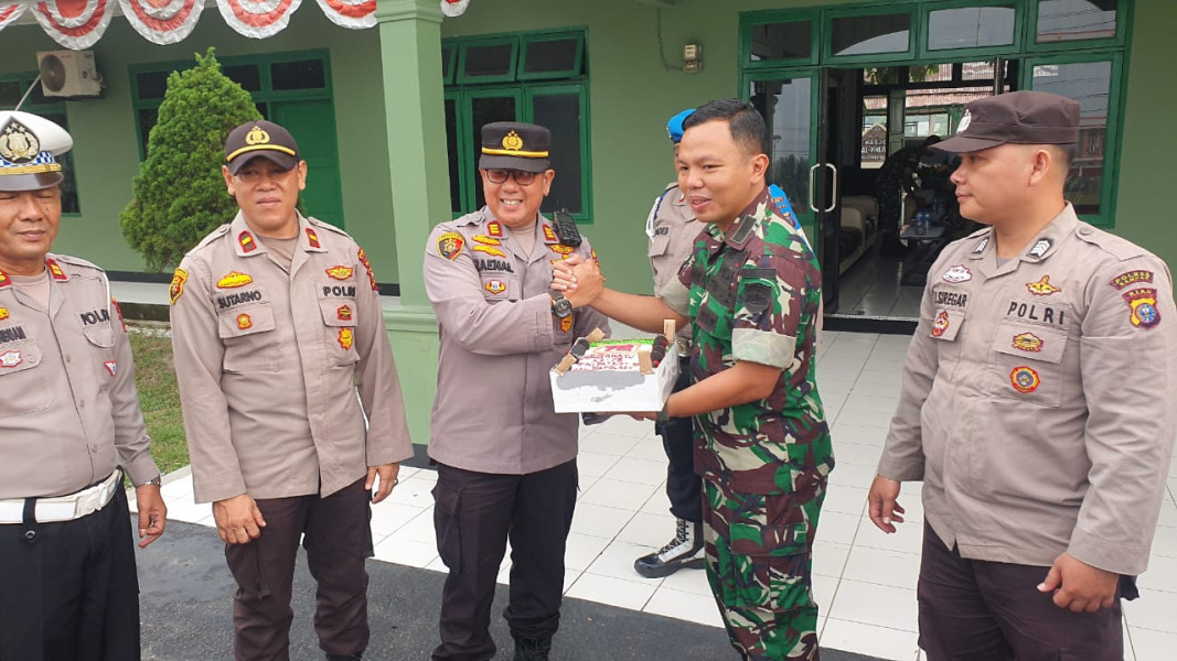Ucapkan Selamat HUT TNI Ke-78, Kapolsek Siak Hulu Datangi Langsung Mako Kavleri 06/RBT