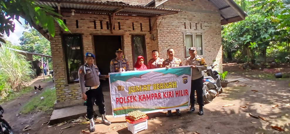 Jumat Berkah, Polsek Kampar Kiri Hilir Berbagi Kepada Masyarakat di Kelurahan Sungai Pagar