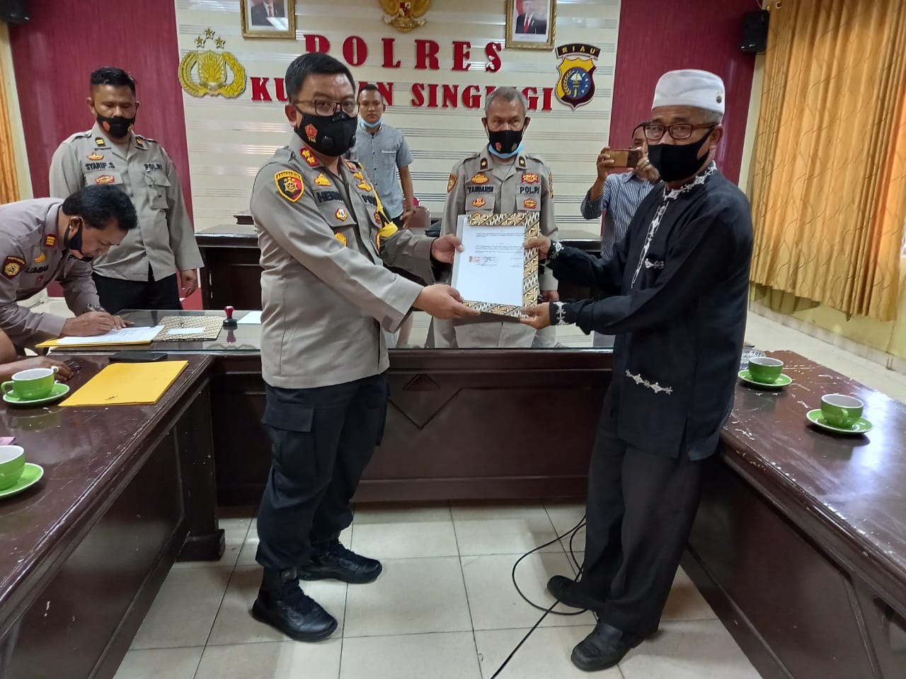 Tokoh Masyarakat & Pemcam Inuman Serahkan SKGR Hibah Tanah Ke Kapolres Kuansing