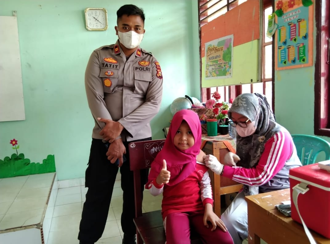 Bersama Puskesmas, Polsek Ukui Terus Gelar Vaksinasi di Kecamatan Ukui