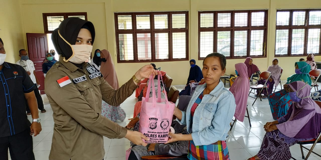 100 paket Bantuan Kemanusiaan Ramah Perempuan & Anak dari Bhayangkari Polres Kampar Dibagikan