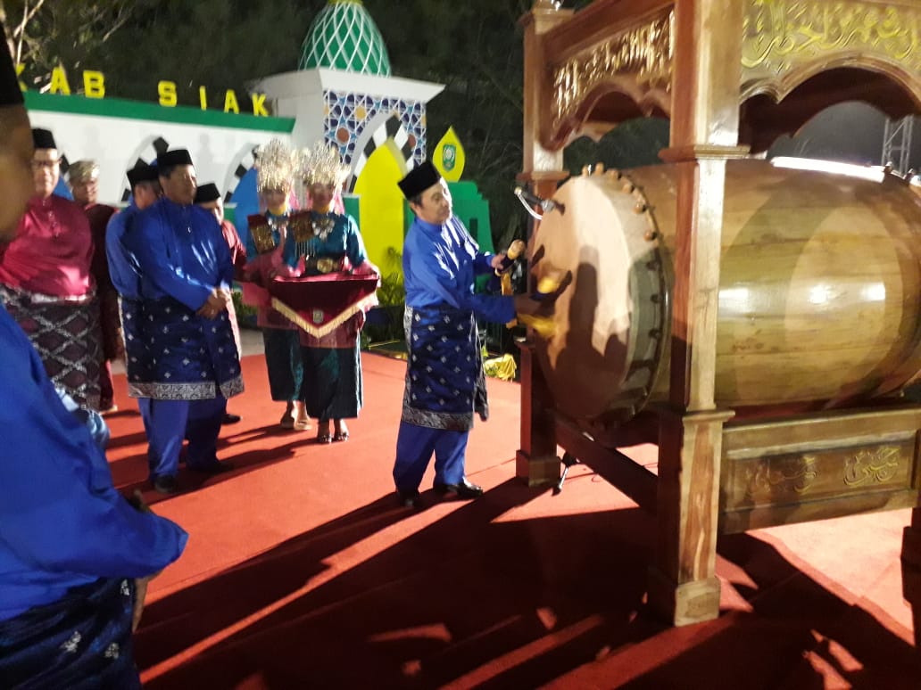 Drs.Syamsuar.M.Si Memukul Beduk Tanda Sudah Resmi Di Bukanya MTQ Kabupaten Siak Tahun 2018