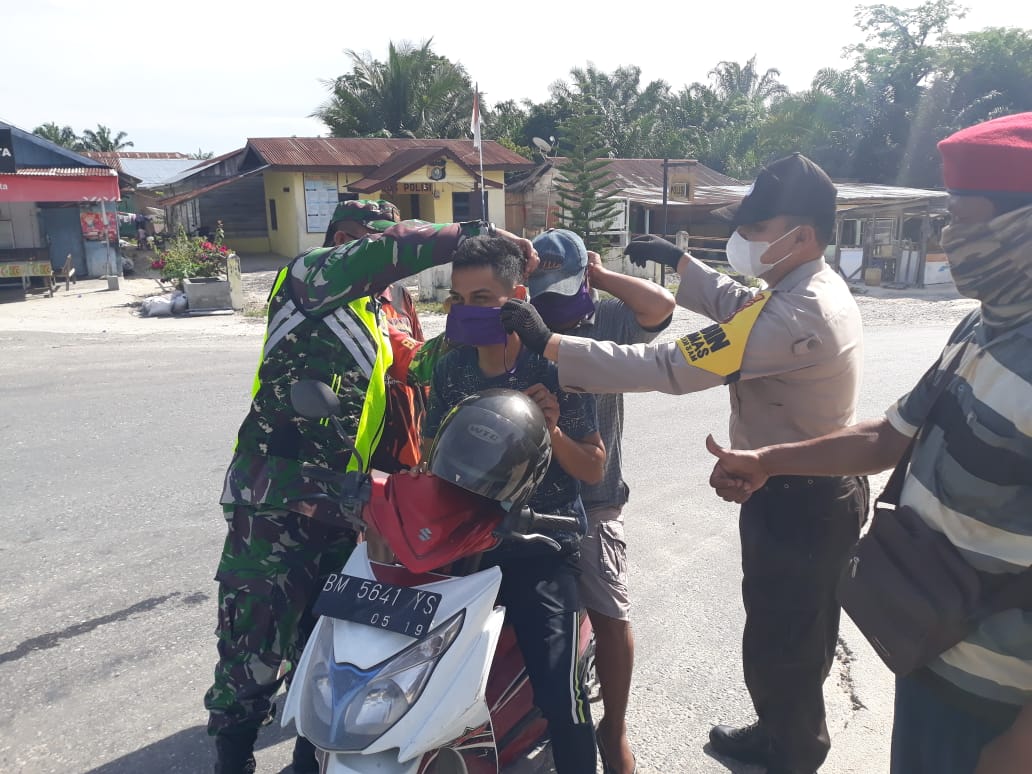 Aksi Peduli Covid-19, Danramil 11/PWK Kandis Bersama Mitra Kerja Bagikan 100 Helai Masker