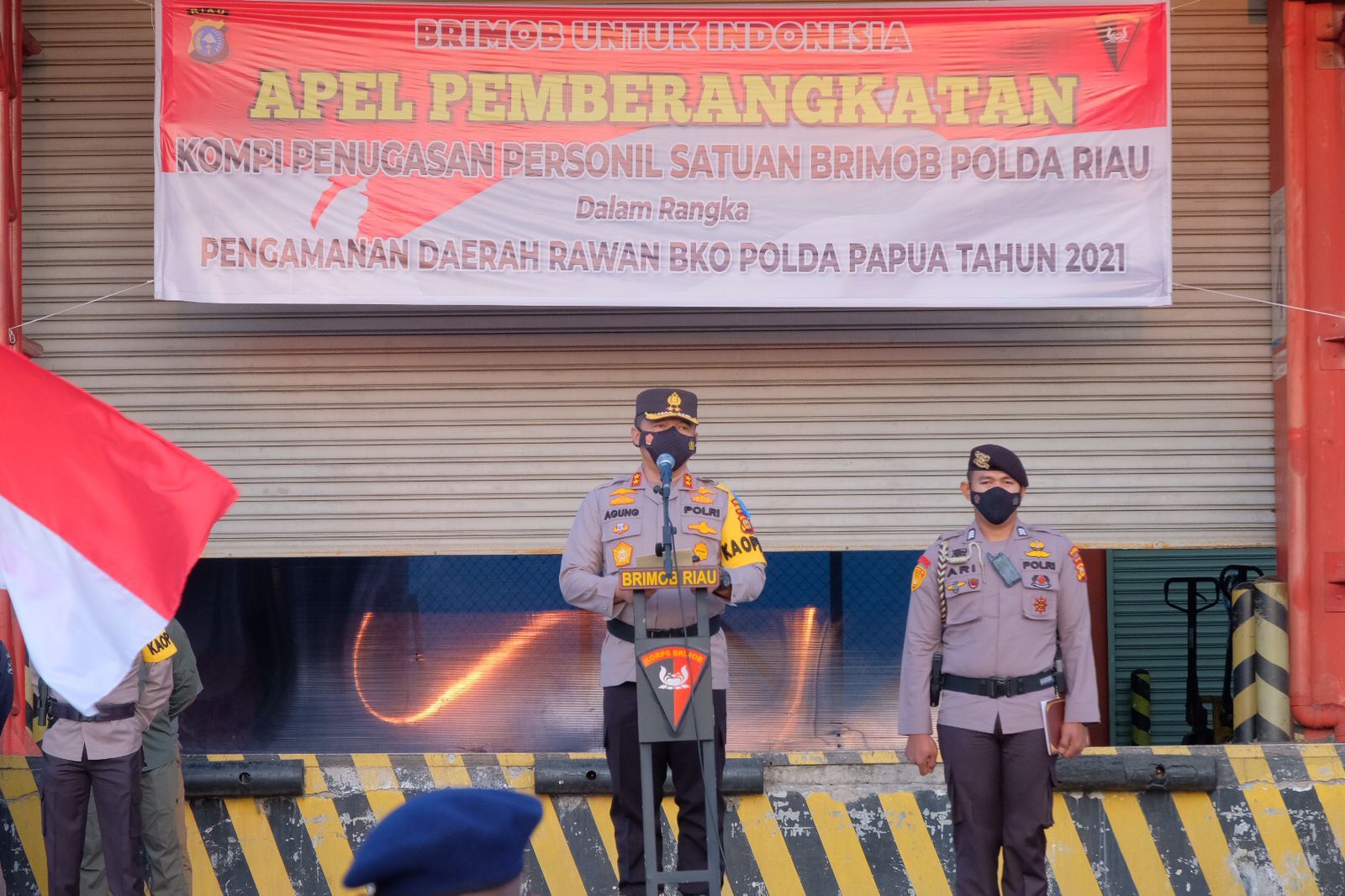 Kapolda Riau Irjen Agung Setya Lepas Keberangkatan 100 Pasukan BKO Papua