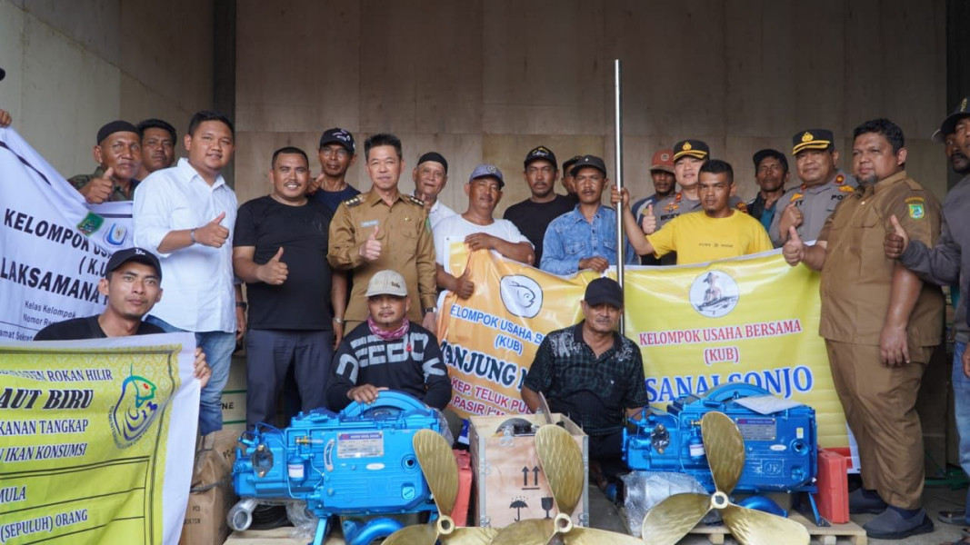 Bupati Rohil Serahkan 80 Unit Bantuan Mesin Bot Untuk Kelompok Nelayan