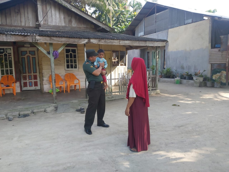 Babinsa Kampung Keranji Guguh Serda Deddy H Lakukan Giat Rutin Pengecekan Anak Stunting