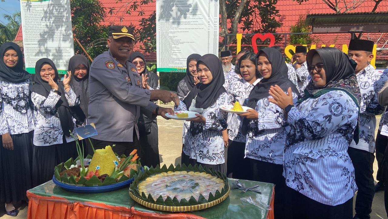 Kapolsek Minas, Polres Siak, Polda Riau Berikan Pesan Bijak Bersosmed Dan Jauhi Narkoba Dalam HUT PGRI & HGN 2022 di SMKN 1 Minas
