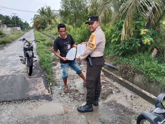 Cegah Karhutla,  Bripka Sony Mario  Polsek Kuala Kampar Berpatroli dan Bagi Himbauan