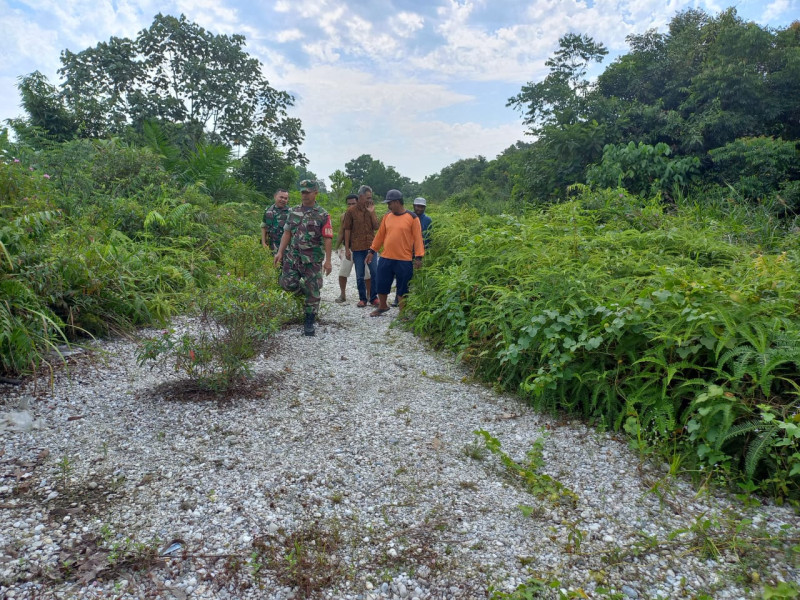 Serka Afrisal dan Serda Laila Syahdanur Ajak Warga Binaan di Kampung Maredan Lakukan Patroli, Guna Cegah Kebakaran Hutan Dan Lahan