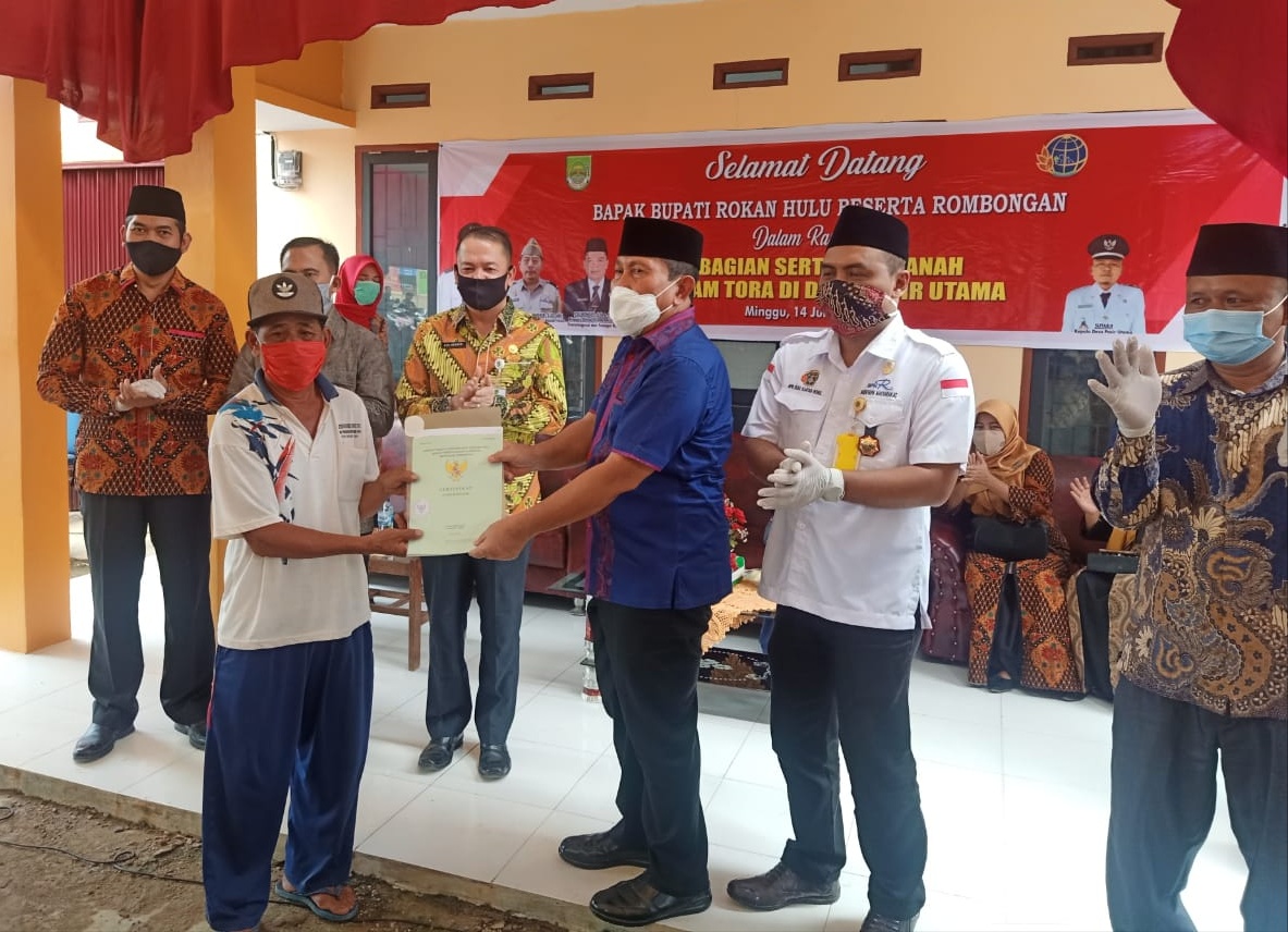 Bupati H Sukiman Serahkan Bantuan 504 Sertifikat TORA Keada Warga Desa Pasir Utama