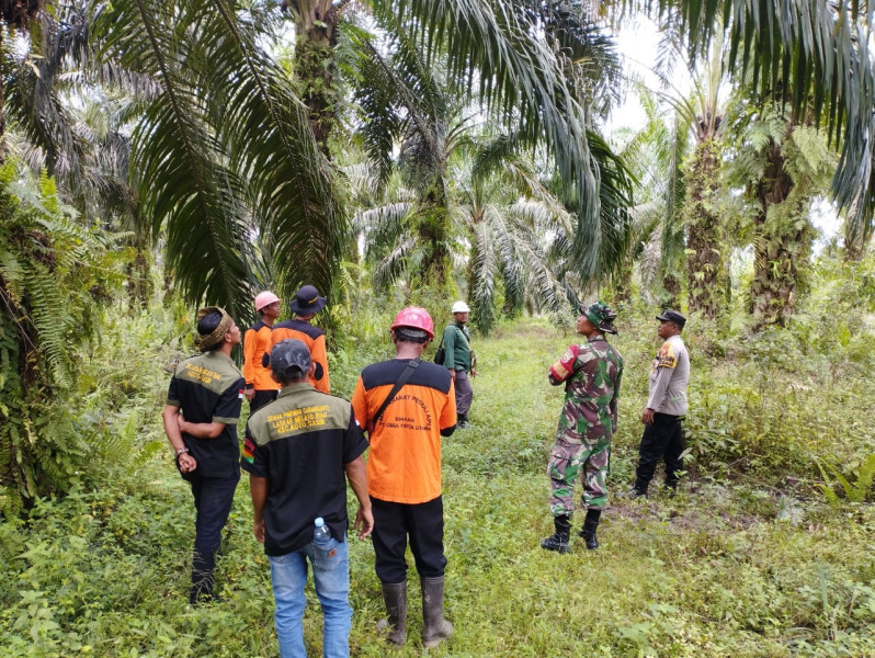 Sertu Sarju, Babinsa Koramil 04/Perawang dan Masyarakat Kampung Perawang Barat Bersatu Antisipasi Karhutla