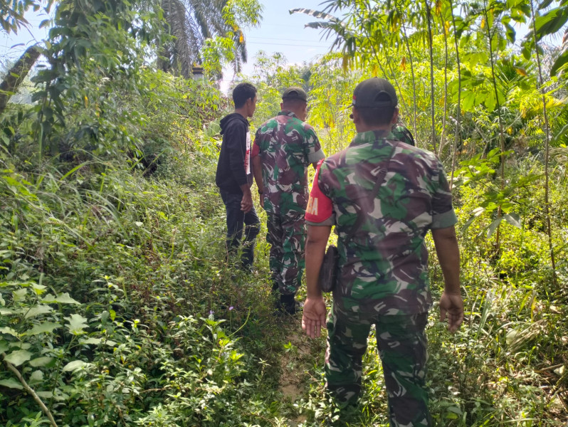 Di Kampung Minas Timur Koptu Salomo Sembiring Dengan Tim Rutin Patroli Karlahut Bersama Warga Binaannya