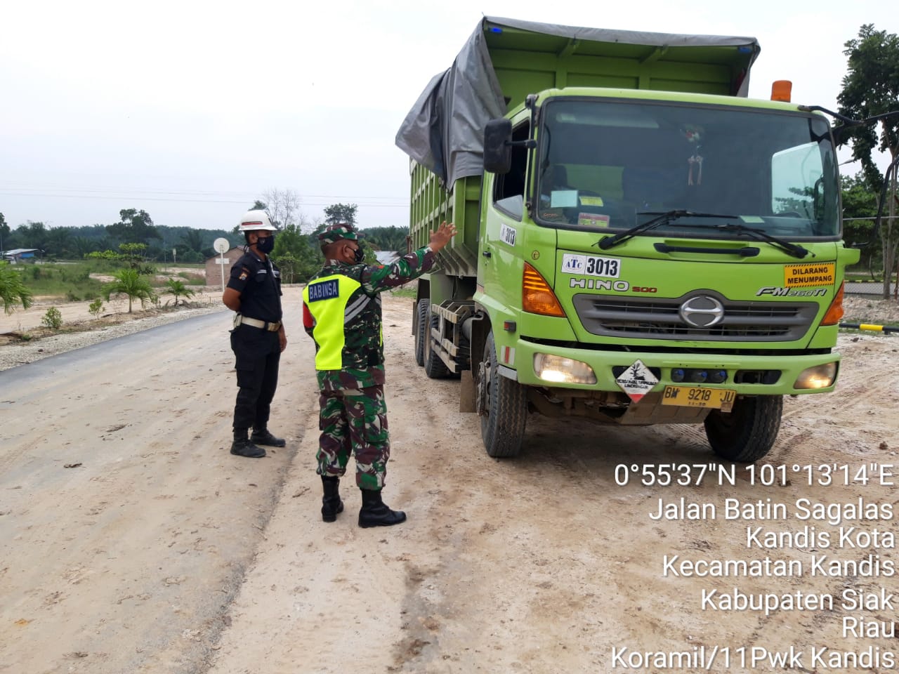 Koptu Satria Marni Lakukan Pengecekan Kendaraan Yang Melintas, Pastikan Terapkan Protap Kesehatan