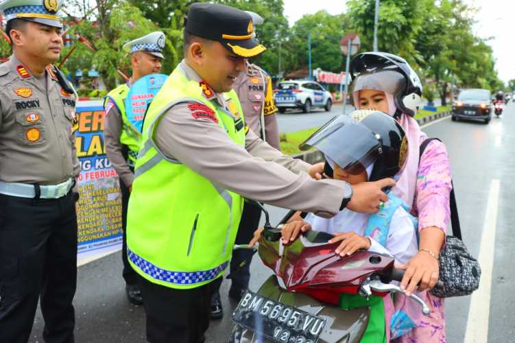 Ops Keselamatan LK 2023, Kapolres Inhu Bagikan Helm Gratis Dan Ajak Masyarakat Tertib Berlalulintas