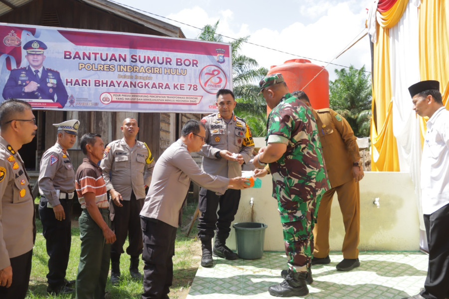 Kapolres Inhu Serahkan Bantuan Sumur Bor dan Resmikan Program Bersih Ke-18