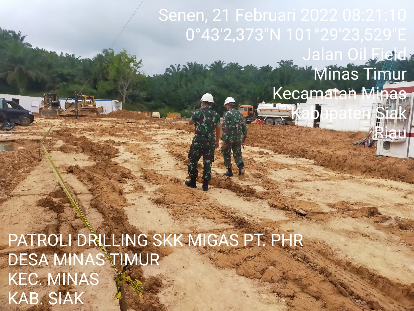 Tanpa Lelah Serka Alif & Sejumlah Rekan Babinsa Koramil 03/Minas Jaga Keamanan OVN Patroli Drilling