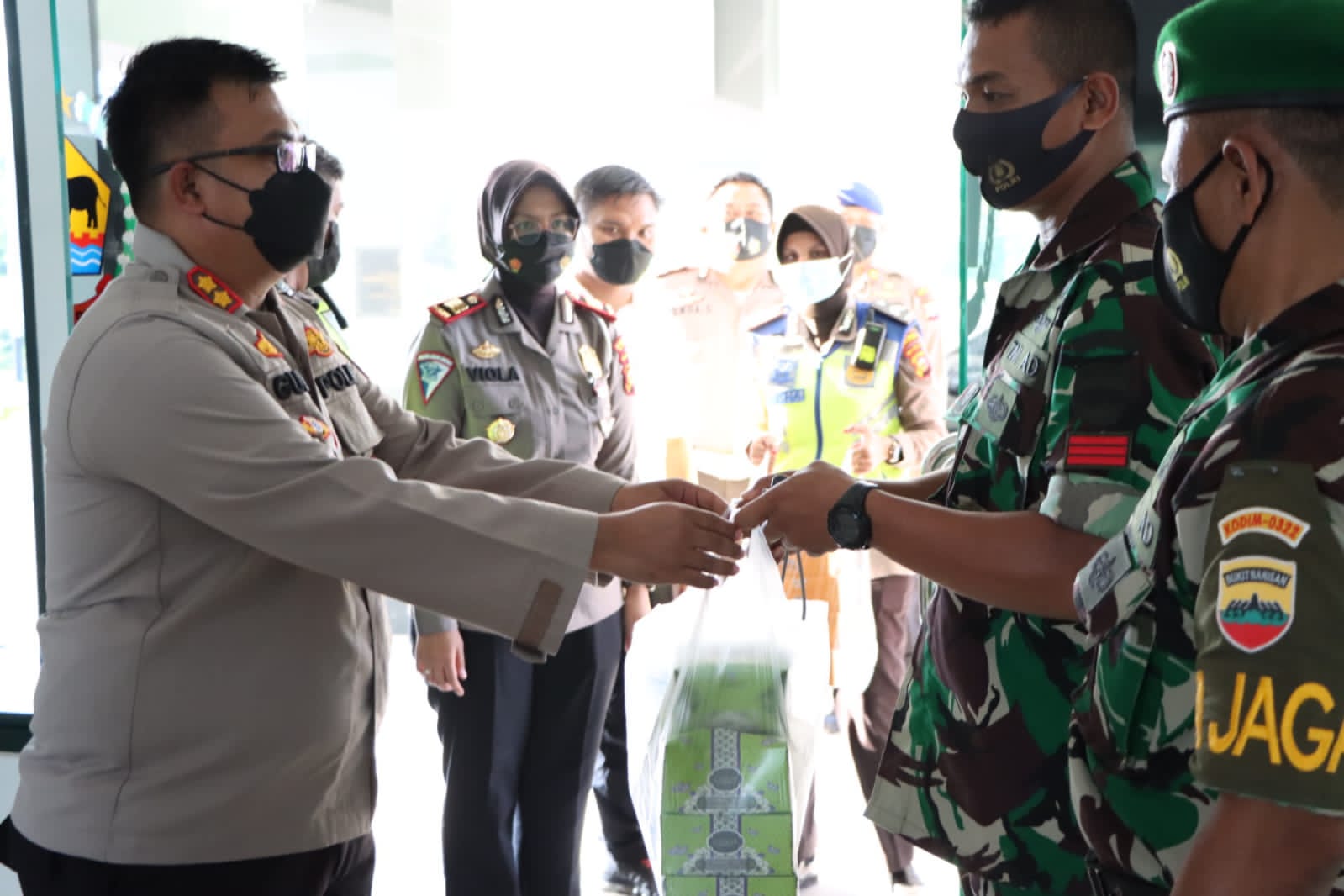 Pererat Sinergitas TNI-Polri,Kapolres Siak Datang Berikan Bekal Berbuka Puasa Bagi Personel Makodim 