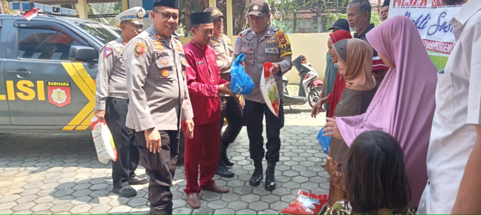 10 Warga Buluh Nipis Dikunjungi Kapolsek Siak Hulu Dalam Rangka Bhakti Sosial Jum'at Berkah