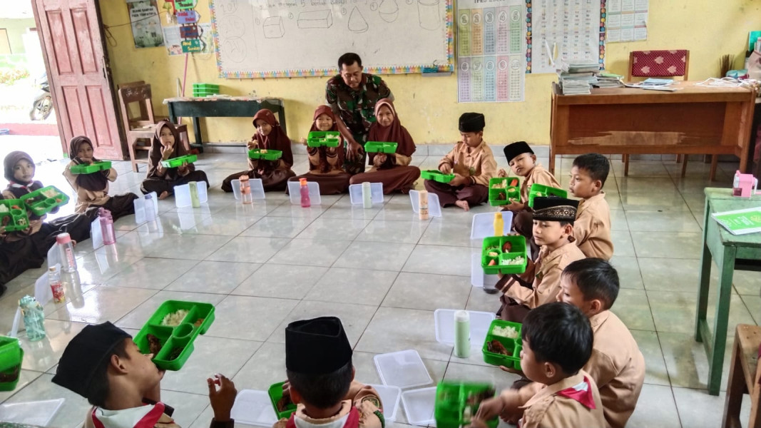 Koramil 04/Perawang Kawal Ketat Distribusi Makan Bergizi Untuk Ribuan Pelajar di Kecamatan Tualang