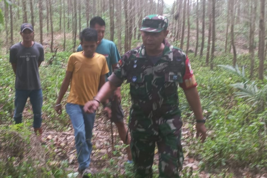 Bersama Warga di Kampung PS Barat, Sertu Sarju Patroli Gabungan Untuk Cegah Karhutla