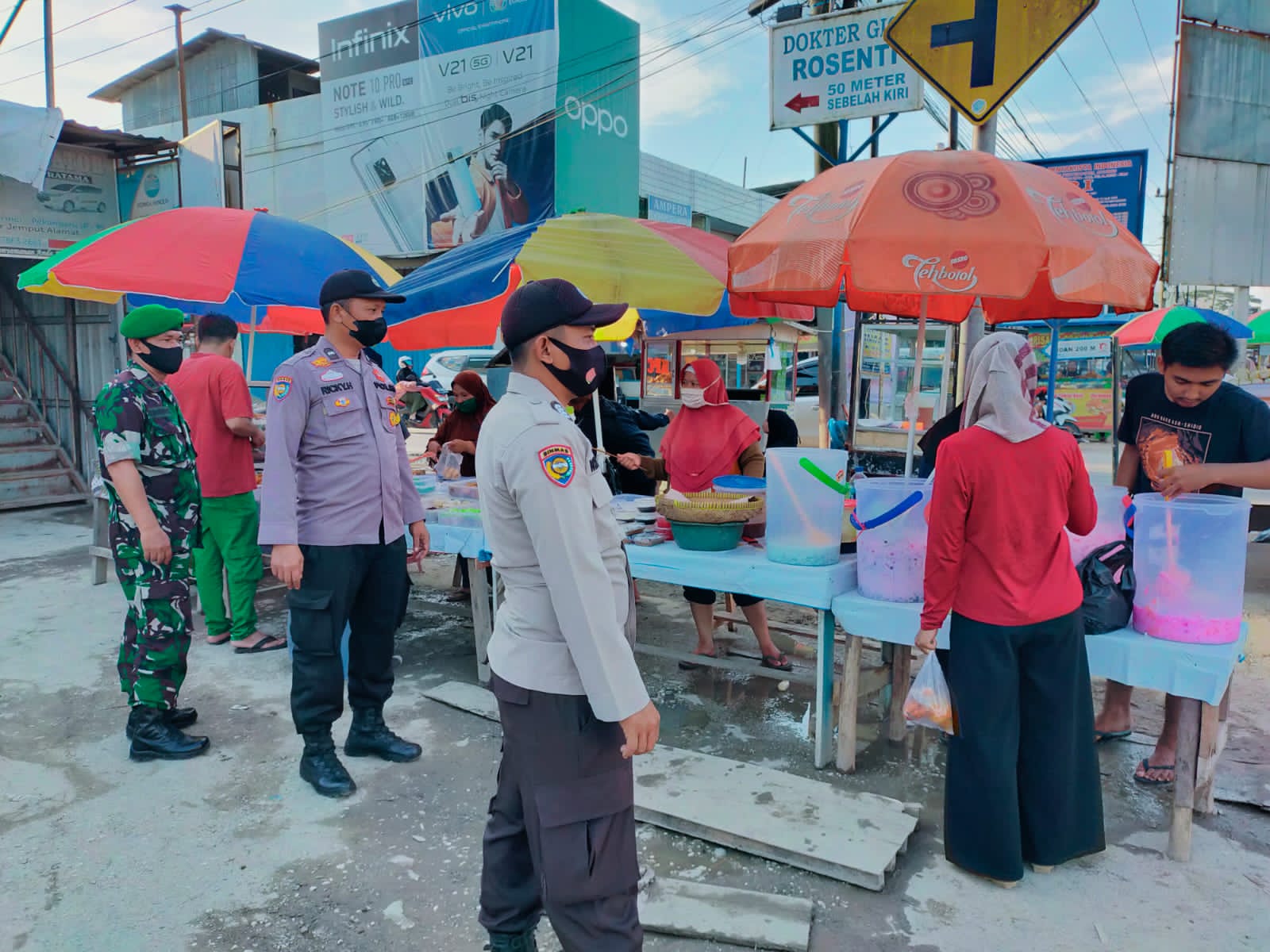 Patroli di Lokasi Pasar Ramadhan, Polsek Pangkalan Kerinci Pastikan Kondisi Tetap Aman