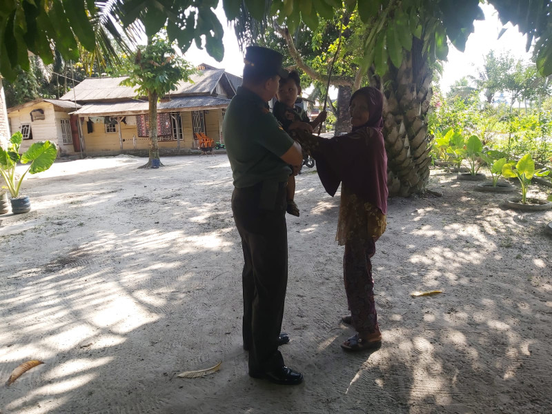 Babinsa Koramil 04/Perawang Serda Deddy H Lakukan Pengecekan Anak Stunting Di Kampung Keranji Guguh