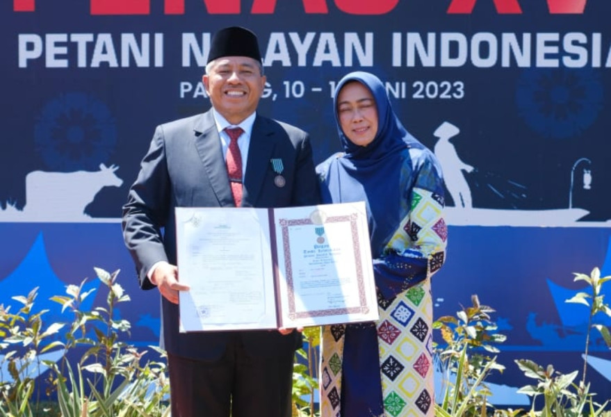 Bupati Siak Terima Penghargaan Satyalancana Wira Karya Pembangunan Bidang Pertanian Dari Jokowi