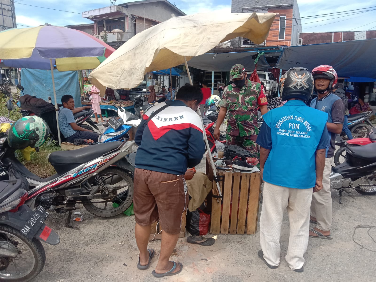 Cegah Penyebaran Covid-19, Serda Sugiarto Sosialisasikan Prokes di Pasar Minas