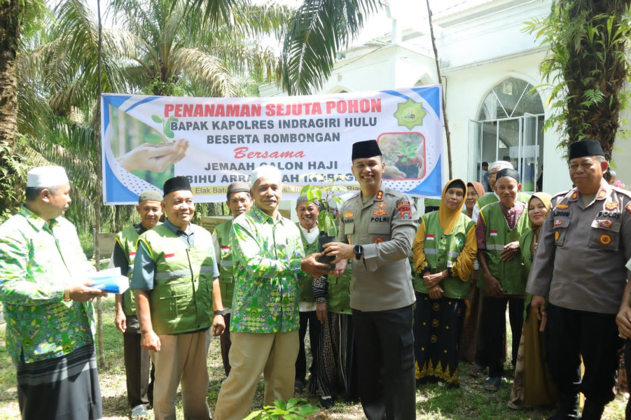 Doa Bersama Calon Jemaah Haji, Kapolres Inhu dan Ketua MUI Tanam Pohon Bersama