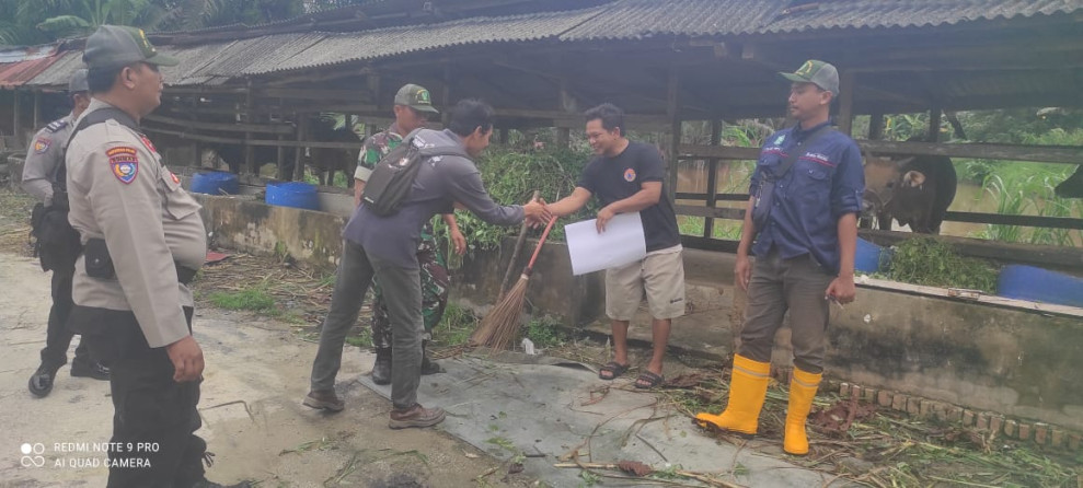 Babinsa Bersama Tim URC Giat Surveilans PMK di Wilayah Kampung Perawang Barat