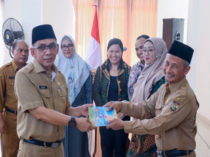 Pj Sekda Kampar Ir. Azwan M. Si Serahkan Donasi Buku Untuk SD dan SMP Dari Tanoto Foundation