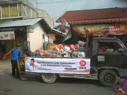 Langsung Turun Tangan Ketua DPRD Pekanbaru Turunkan Tim Angkut Sampah di Marpoyan Damai & Bukit Raya