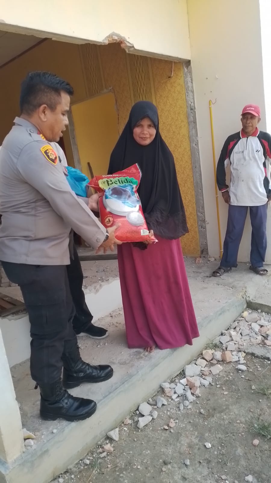 Gerak Cepat, Kapolsek Tambang Langsung Tinjau dan Bantu Dua Korban Rumah Longsong ke Sungai