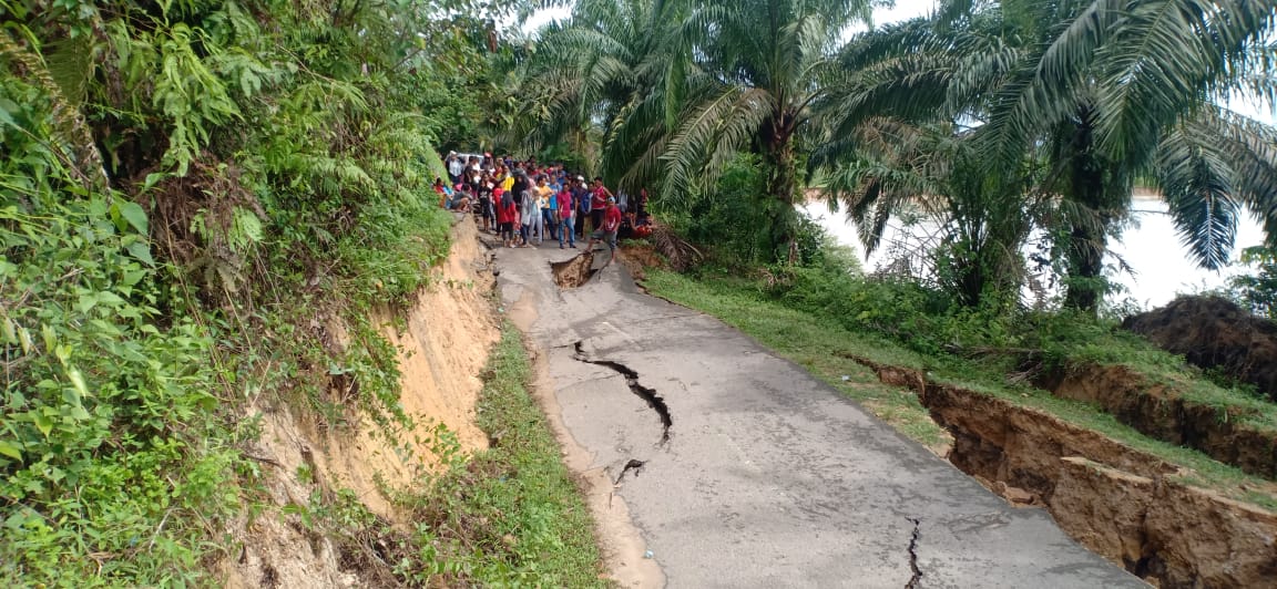 Akibat Curah Hujan Yang Cukup Tinggi, Jalanan di Desa Pulau Kundung Amblas