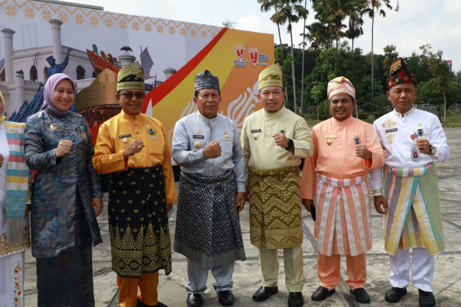 Apel HUT  Riau ke 66, Bupati Siak Raih Penghargaan Dari Gubernur Riau