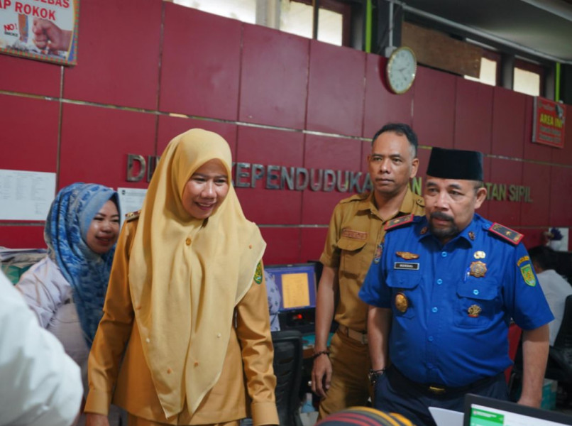 Hari Pertama Bertugas, Wakil Bupati Inhil Turun Langsung Pantau Harga dan Pasokan Pangan di Pasar Murah