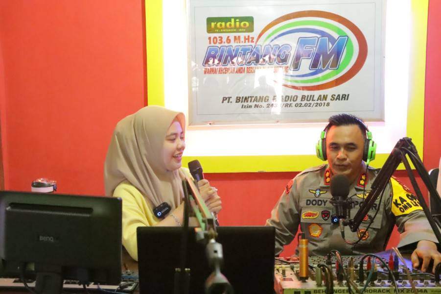 Talk Show di Radio, Kapolres Inhu Sampaikan Pemilu Damai Lewat Udara