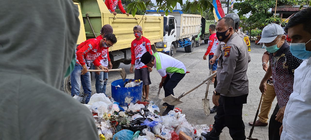 Melihat Ketum DPP SantanNU Rusli Ahmad Bersihkan Sampah, 5 Truck Dikerahkan Angkut Sampah