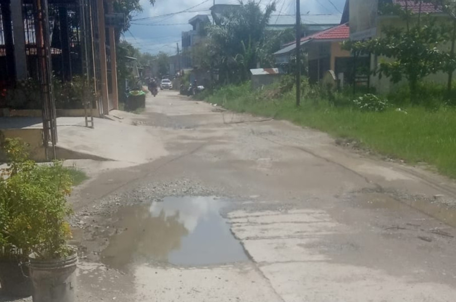 Warga Keluhkan Jalan Rusak di Jalan Kayu Jati Tembilahan Hulu, Kadis PUPR Inhil Ketika Dikonfirmasi Belum Menanggapi