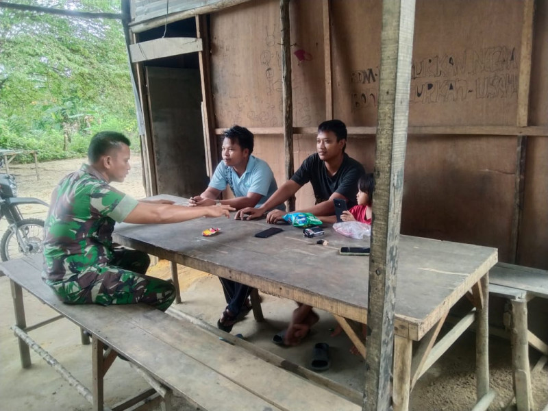 Babinsa Koramil 04/Perawang Aktif Sosialisasi Kesehatan dan Kebersihan Lingkungan di Kampung Perawang Barat