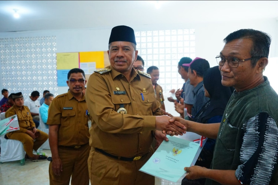 Masyarakat Dua Kampung di Kecamatan Koto Gasib Terima Sertifikat Program Tora