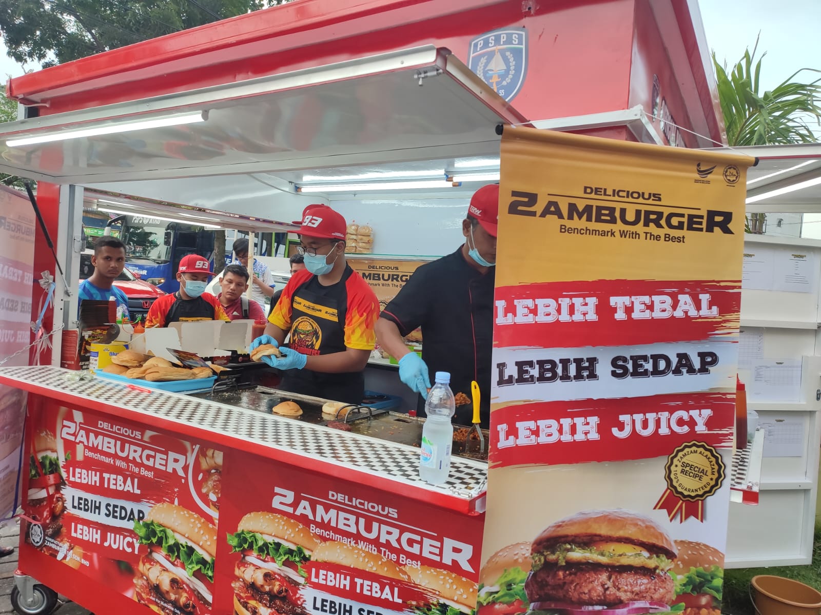 Perdana di Pekanbaru, Zamburger Sponsor Resmi PSPS Riau Dirikan Outlet Hamburger